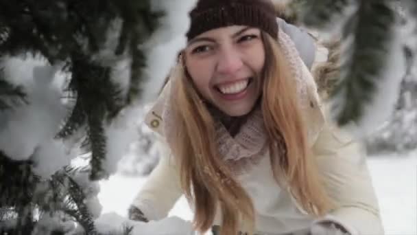 Chica en el bosque nevado. Invierno frío — Vídeo de stock