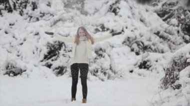 Snowy orman içindeki kız. Soğuk kış