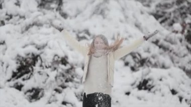 Snowy orman içindeki kız. Soğuk kış