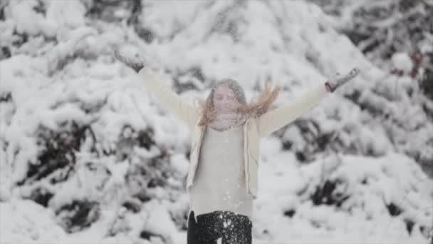 Flicka i den snöiga skogen. Kall vinter — Stockvideo