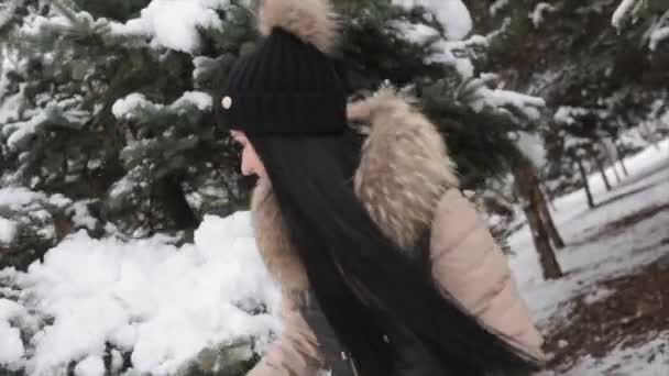 Дівчина грає зі снігом — стокове відео