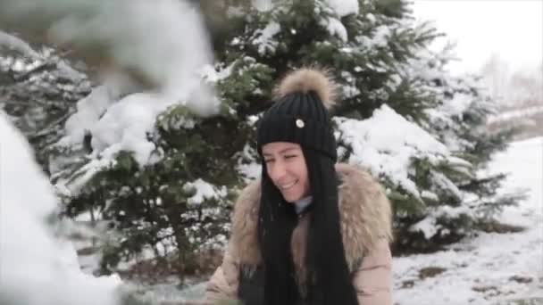 Mädchen spielt mit Schnee — Stockvideo