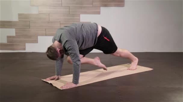 Hombre de Yoga Haciendo Ejercicio Flexible en el Gimnasio Deportivo — Vídeo de stock