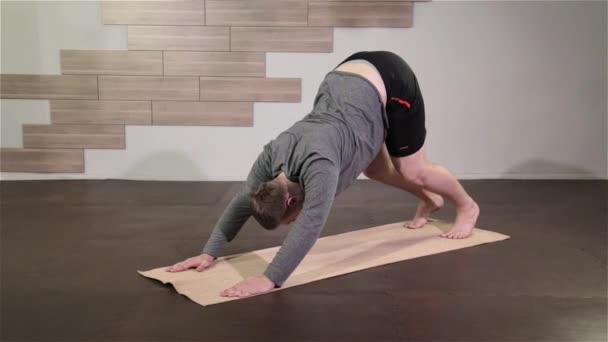 Spor salonunda esnek egzersiz yaparak yoga adam — Stok video