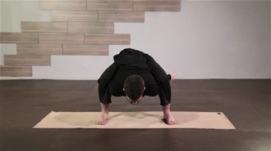 Güçlü adam yoga egzersizleri yapıyor