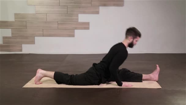 Homme fort faisant des exercices de yoga — Video