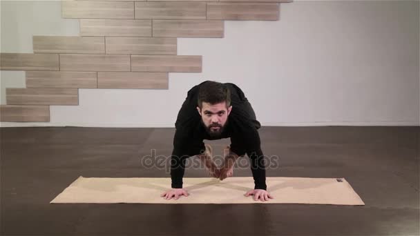 Güçlü adam zor Yoga Pose pratik — Stok video