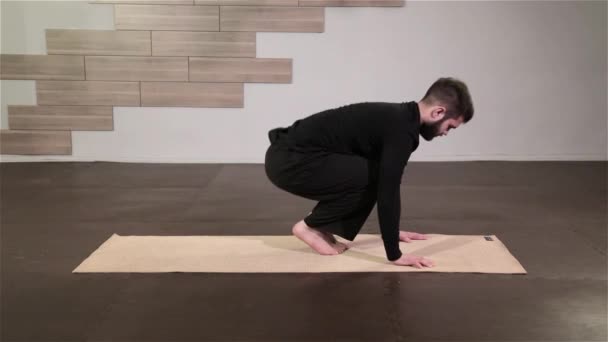 Homme fort faisant des exercices de yoga — Video