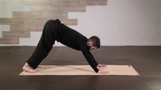 Uomo forte che pratica la dose di Yoga difficile — Video Stock