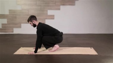 Güçlü adam yoga egzersizleri yapıyor