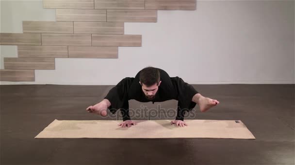 Güçlü adam yoga egzersizleri yapıyor — Stok video