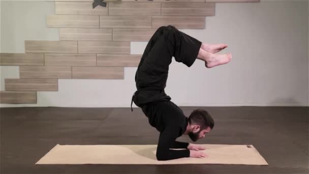 Homme fort faisant des exercices de yoga — Video