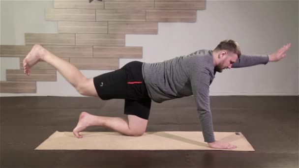 Jóga muž dělá flexibilní cvičení v tělocvičně Sport — Stock video