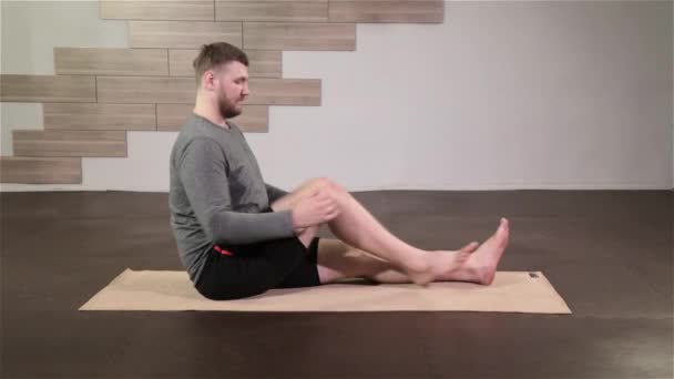 Spor salonunda esnek egzersiz yaparak yoga adam — Stok video