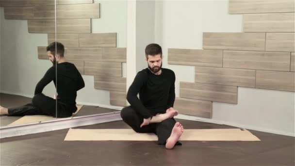 Man doen yoga oefening binnenshuis — Stockvideo