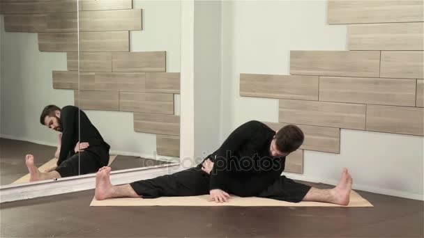 Man doen yoga oefening binnenshuis — Stockvideo