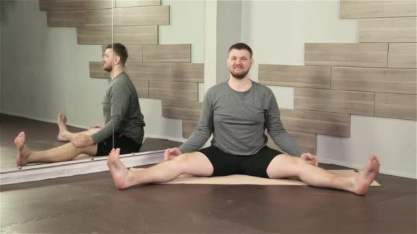 Ung man som motionerar yoga — Stockvideo