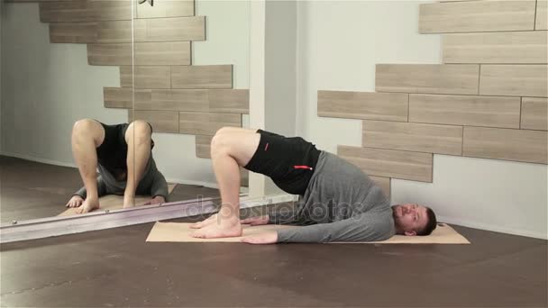 Jonge man doet yoga oefening — Stockvideo