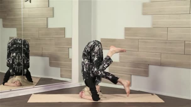 Jonge vrouw doet yoga oefening — Stockvideo