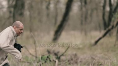 Uzakta ormanda koşan adam