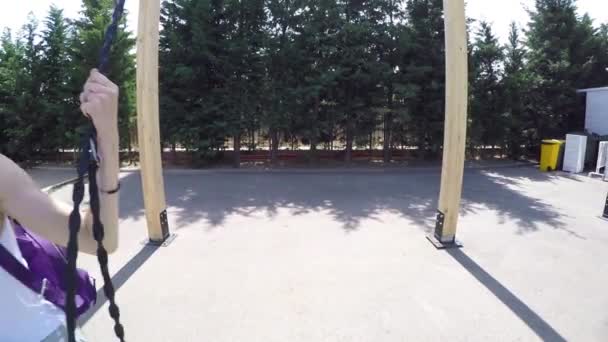 Dívka houpačky na Swing Set nízký úhel — Stock video