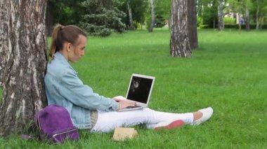 Bilgisayarda çalışan iş kadın