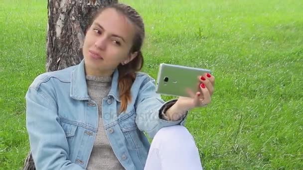 Chica se dispara en el parque. Selfie. — Vídeo de stock