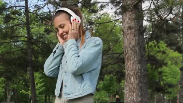 Kulaklıklar açık müzik kız — Stok video