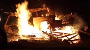 Şehrin ayaklanmalar. Araba alev yanan. Acil afet