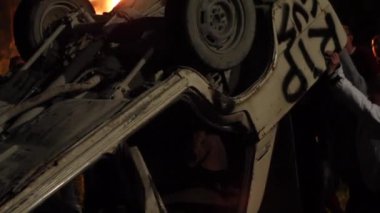 Şehir, yangın ayaklanmalar. İnsanlar araba kırmak