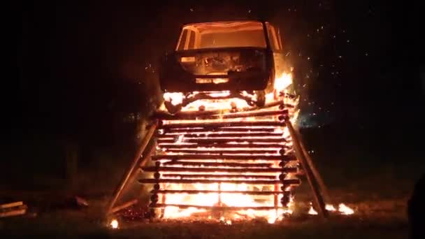 Заворушення в місті. Палаючий автомобіль у вогні. Надзвичайних катастрофи — стокове відео