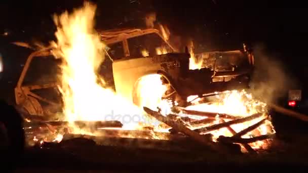 Los disturbios en la ciudad. Coche ardiendo en llamas. Desastre de emergencia — Vídeos de Stock