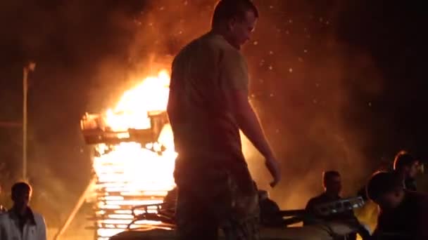 Los disturbios en la ciudad, fuego. La gente rompe el coche — Vídeos de Stock