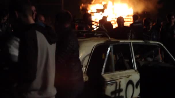 Le rivolte in citta ', il fuoco. La gente rompe la macchina — Video Stock