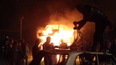 Şehir, yangın ayaklanmalar. İnsanlar araba kırmak