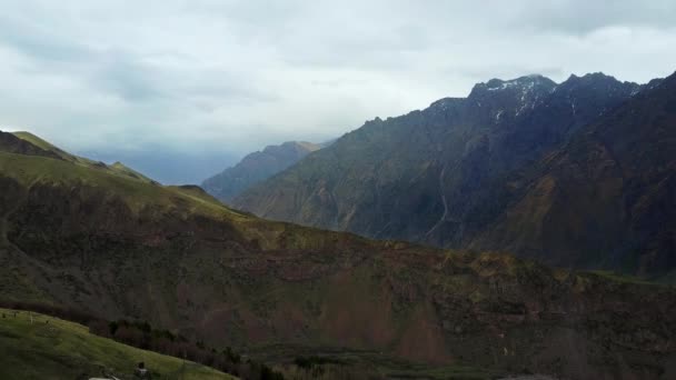 Tsminda sameba in der nähe des kazbegi gergeti dorfes georgia — Stockvideo