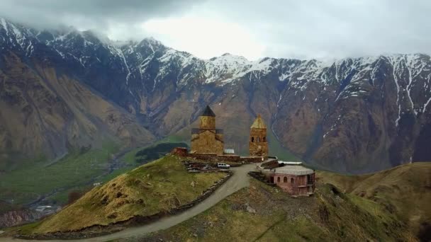 Zminda Sameba Pilgrimsfärdkyrka, hög Kaukasus, moln, Stepanzminda, Georgien — Stockvideo