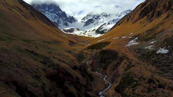 Snow krajina vrcholy hor Kazbegi v Gruzii — Stock video