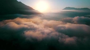 Bulutlar dağ manzarası. Günbatımı, Krasnaya Polyana, Sochi