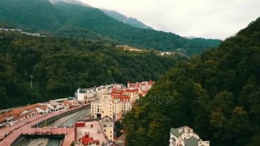 Havadan görünümü. Şehri Nehri yakınında dağlarda uçan. Sochi Aibga