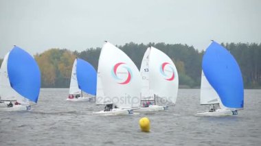 Yelkenli tekneler yarışlar süresince hızlı gezinme