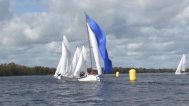 Yelkenli tekneler yarışlar süresince hızlı gezinme