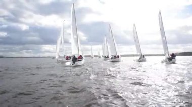 Yelkenli tekneler yarışlar süresince hızlı gezinme