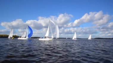 Yelkenli tekneler yarışlar süresince hızlı gezinme