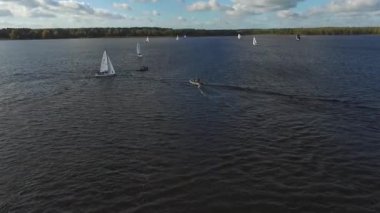 Havadan görünümü yelkenli tekne ile aç gezinme yelken