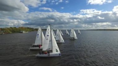 Havadan görünümü yelkenli tekne ile aç gezinme yelken