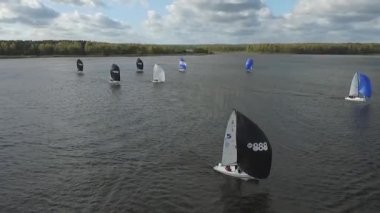 Havadan görünümü yelkenli tekne ile aç gezinme yelken