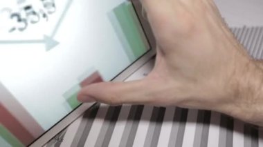 Tablet Pc, dokunmatik yüzey ile çalışma iş adamı