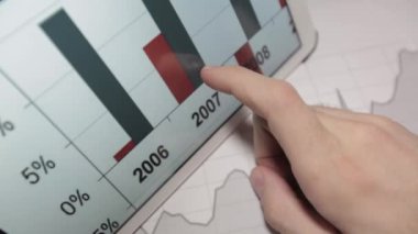 Dokunmatik ekran bilgisayar üzerinde grafik diyagramı