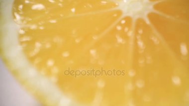 Kesilmiş limon makro. Limon dilimleri